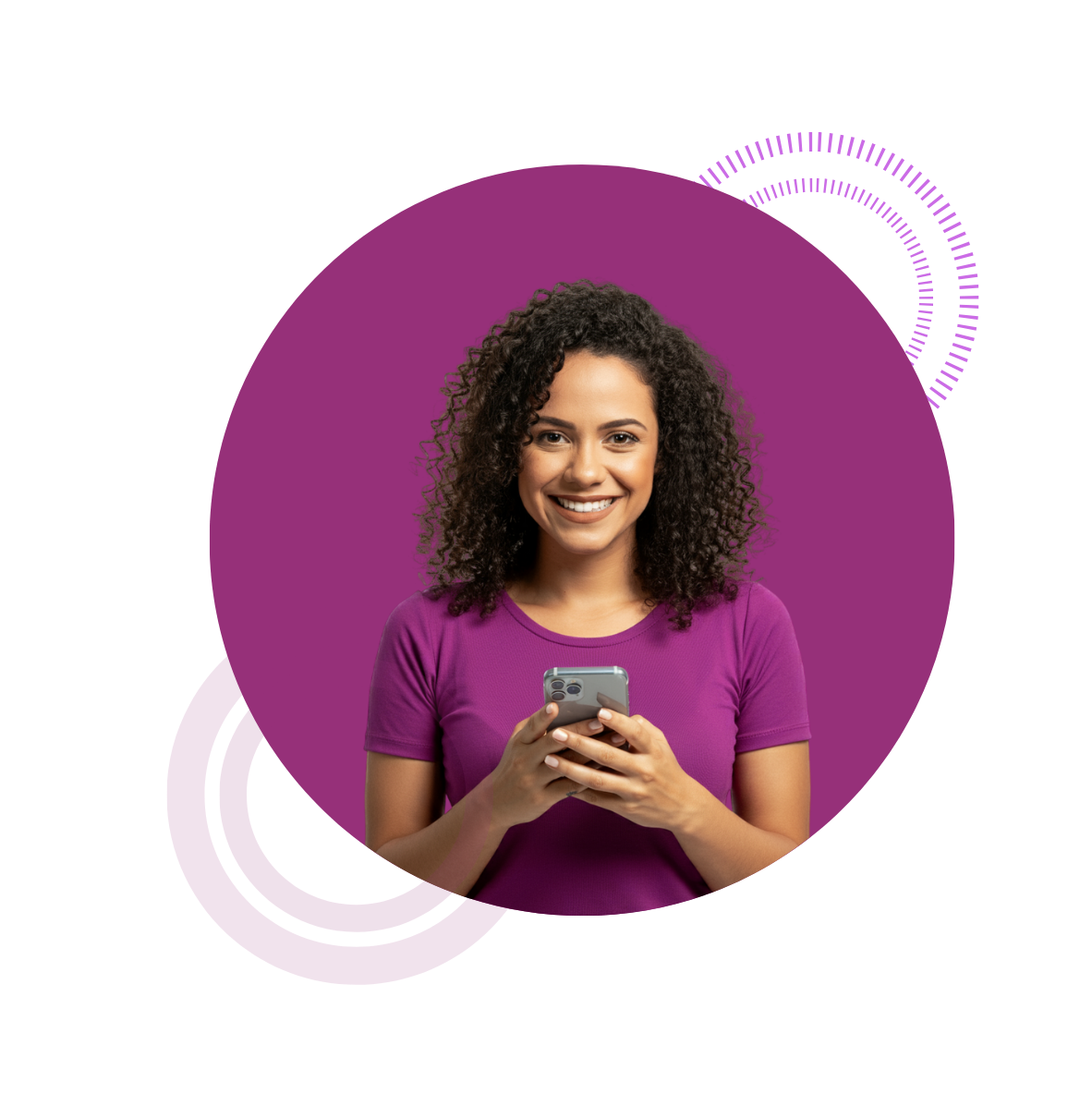 Mulher segurando o celular, olhando para frente e sorrindo Mulher segurando o celular, olhando para frente e sorrindo